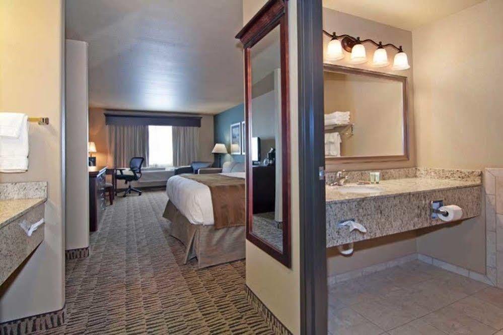 The Watford Hotel Watford City Bagian luar foto