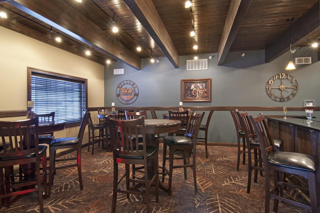 The Watford Hotel Watford City Bagian luar foto