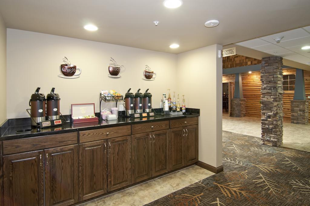 The Watford Hotel Watford City Bagian luar foto